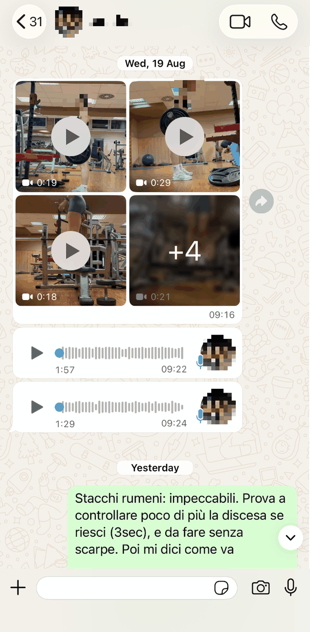 Conversazione WhatsApp reale con una cliente: i video delle serie inviati, i messaggi vocali di risposta e la correzione scritta sugli stacchi rumeni. Nomi e volti sono oscurati.